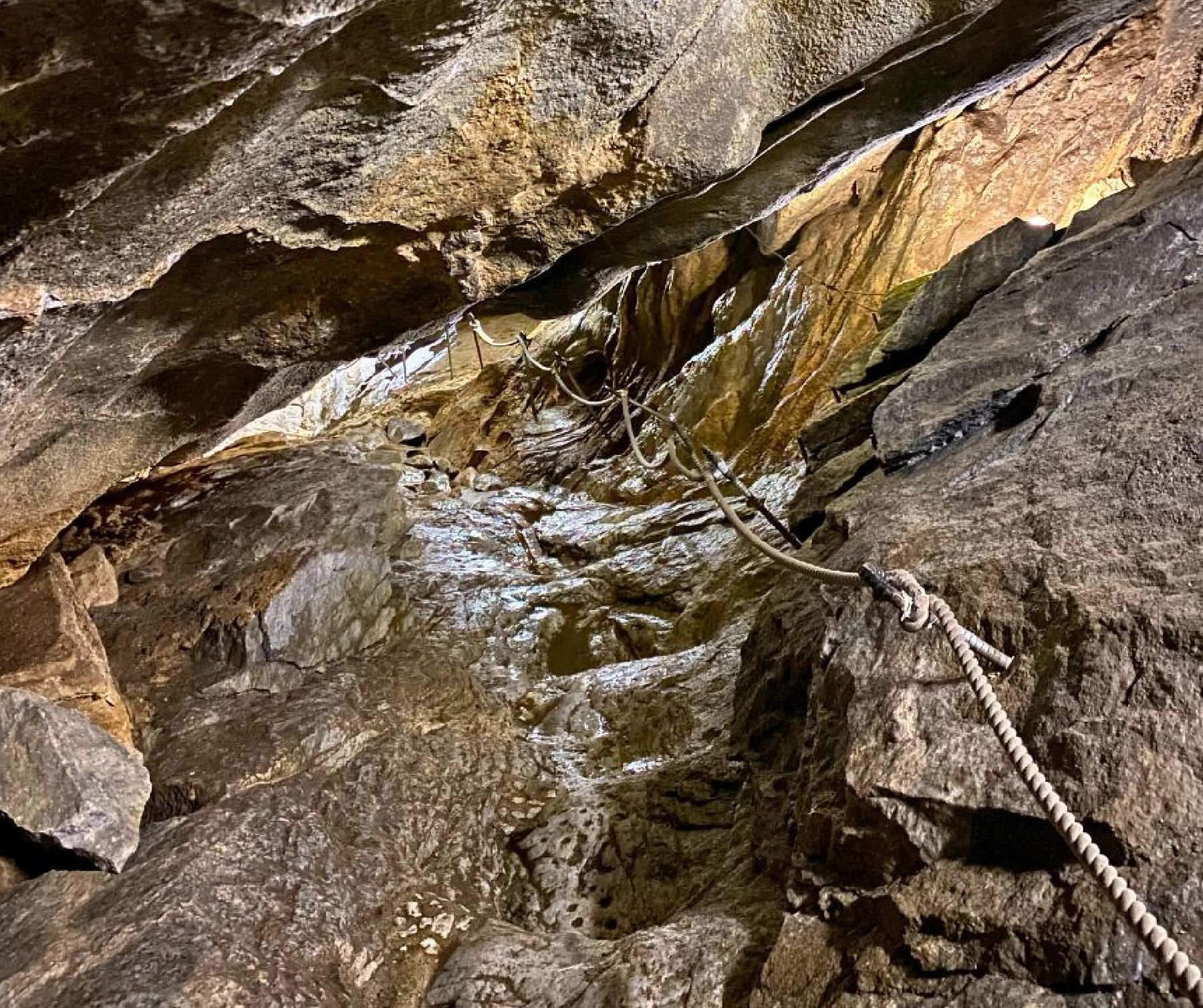 Irimizu Limestone Cave (Irimizu Shonyudo)