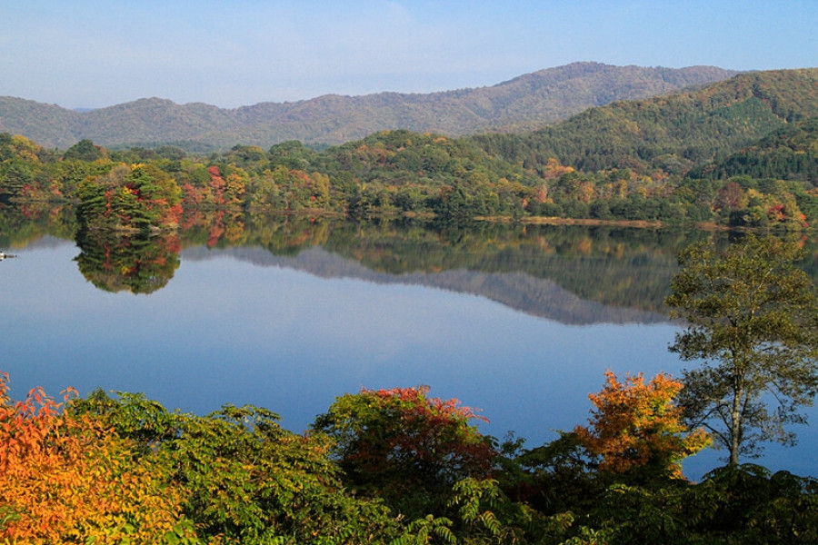 Con đường dọc hồ Bandai Azuma 