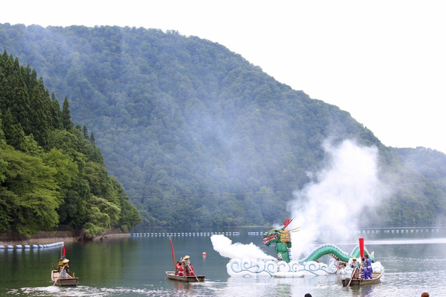 沼泽湖水祭